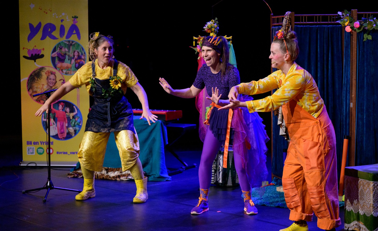 Bild från Fart och Fläkt med barn och vuxna som sjunger tillsammans