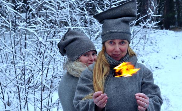 Två personer i grå ullkläder.