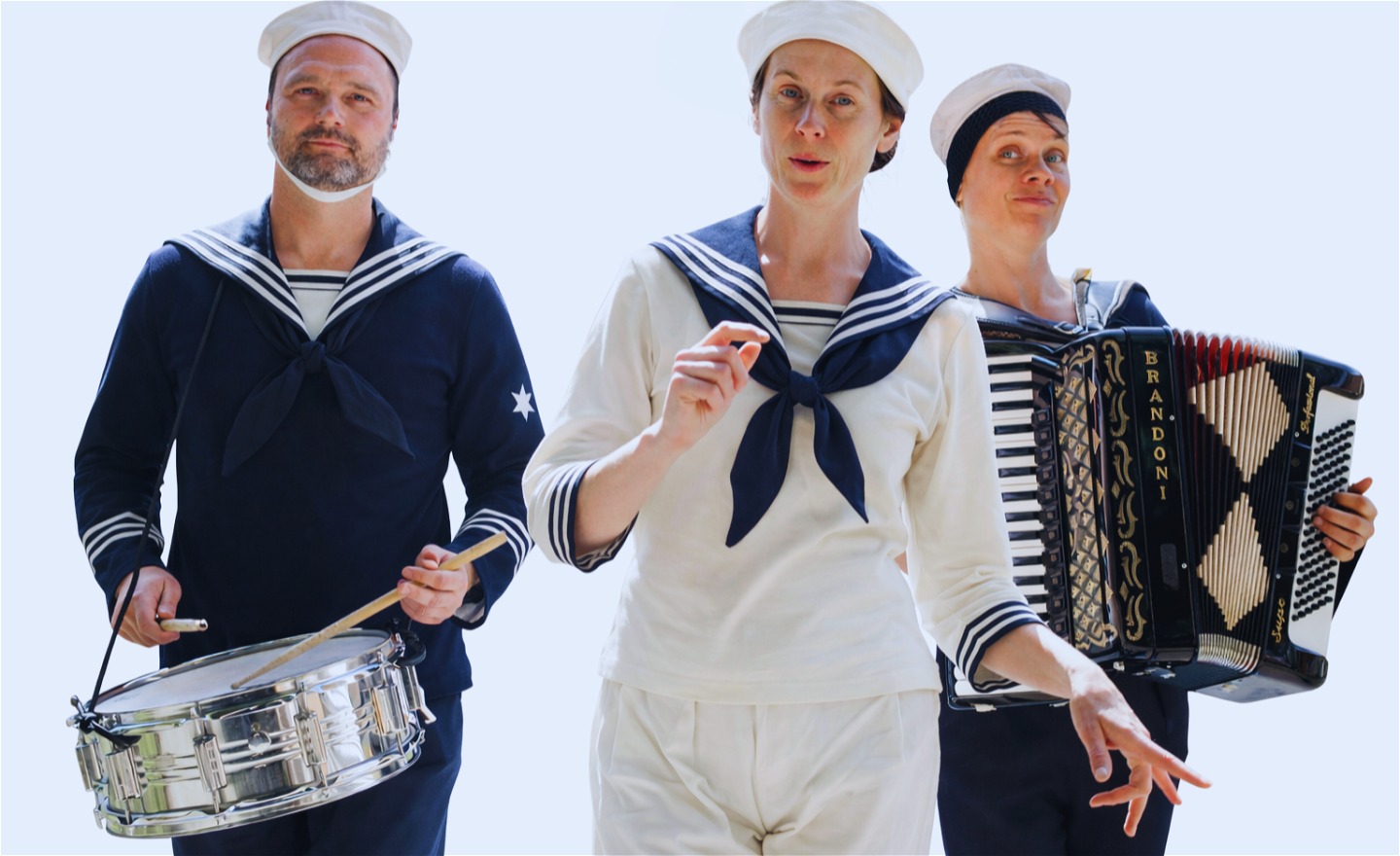 tre sjömän i gammaldags kostymer med trumma och dragspel