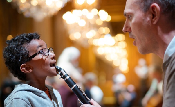 Ett barn spelar klarinett