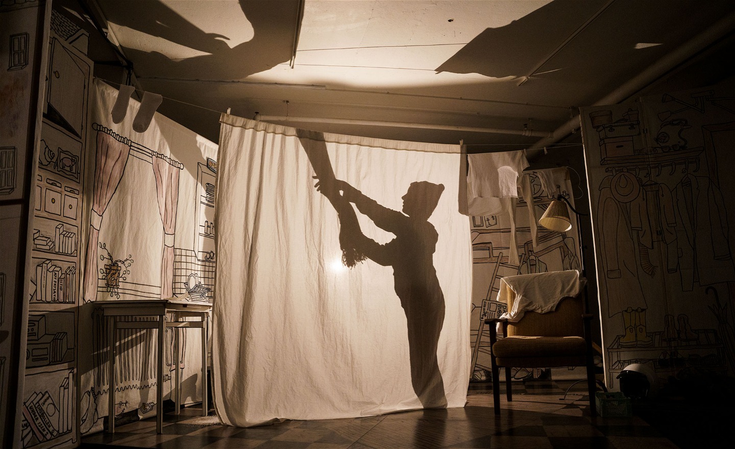 En skugga av ett barn som sträcker sig efter en halsduk.