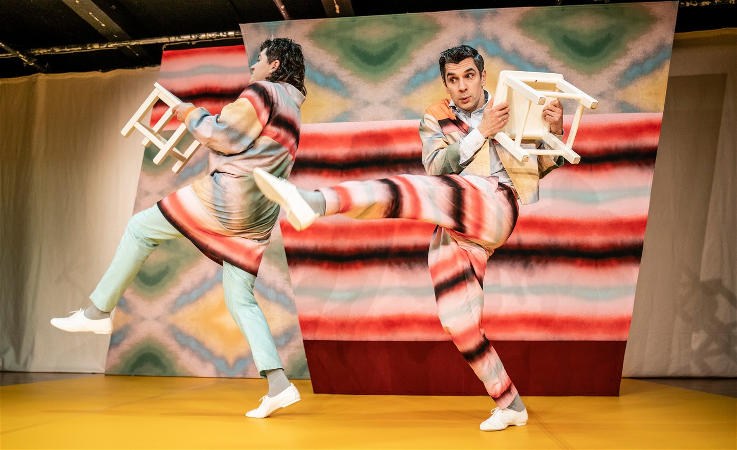 Niklas och Martin går med stora steg och bär på en varsin pall.