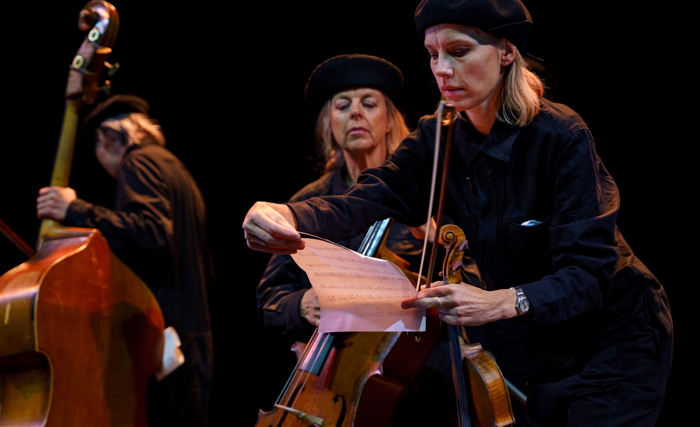 Stråkmusiker tittar på ett notblad.