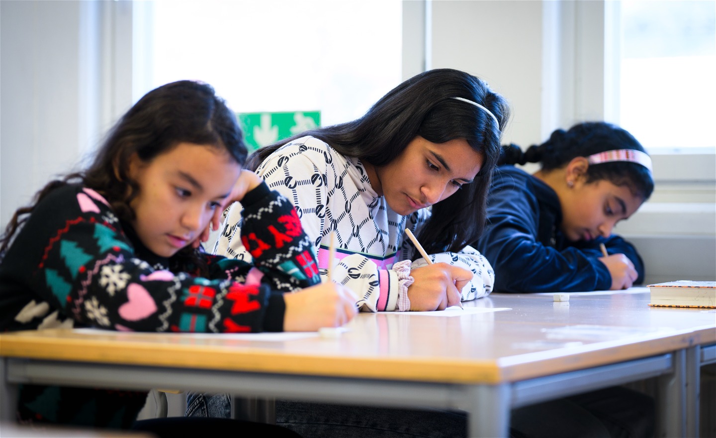 Tre flickor skriver dikter.