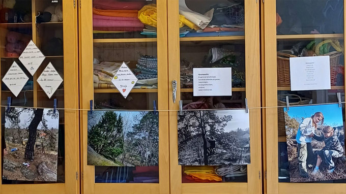 Foton och texter som hänger på glasdörrar.