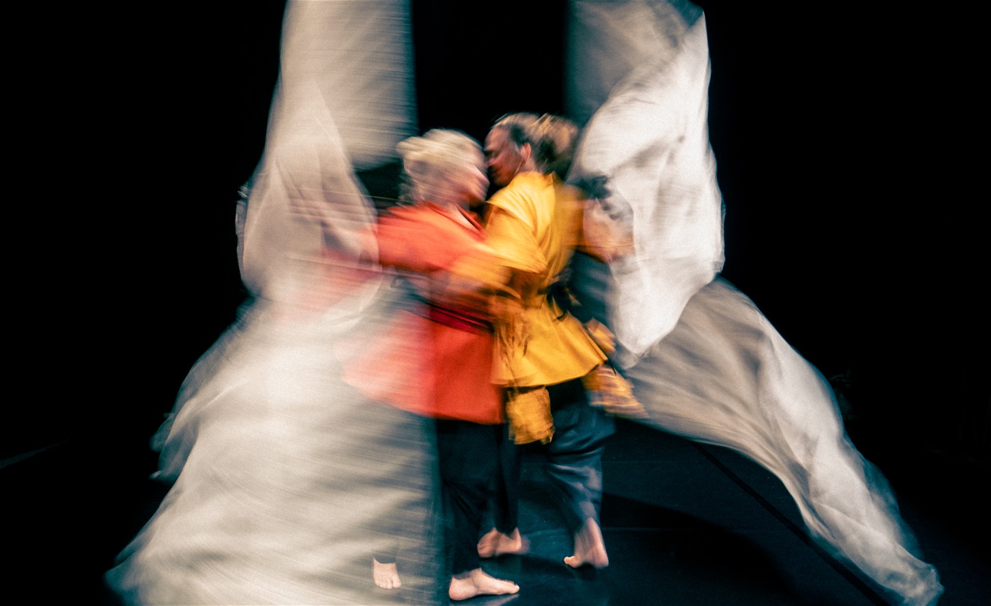 Två aktörer som dansar med fanor