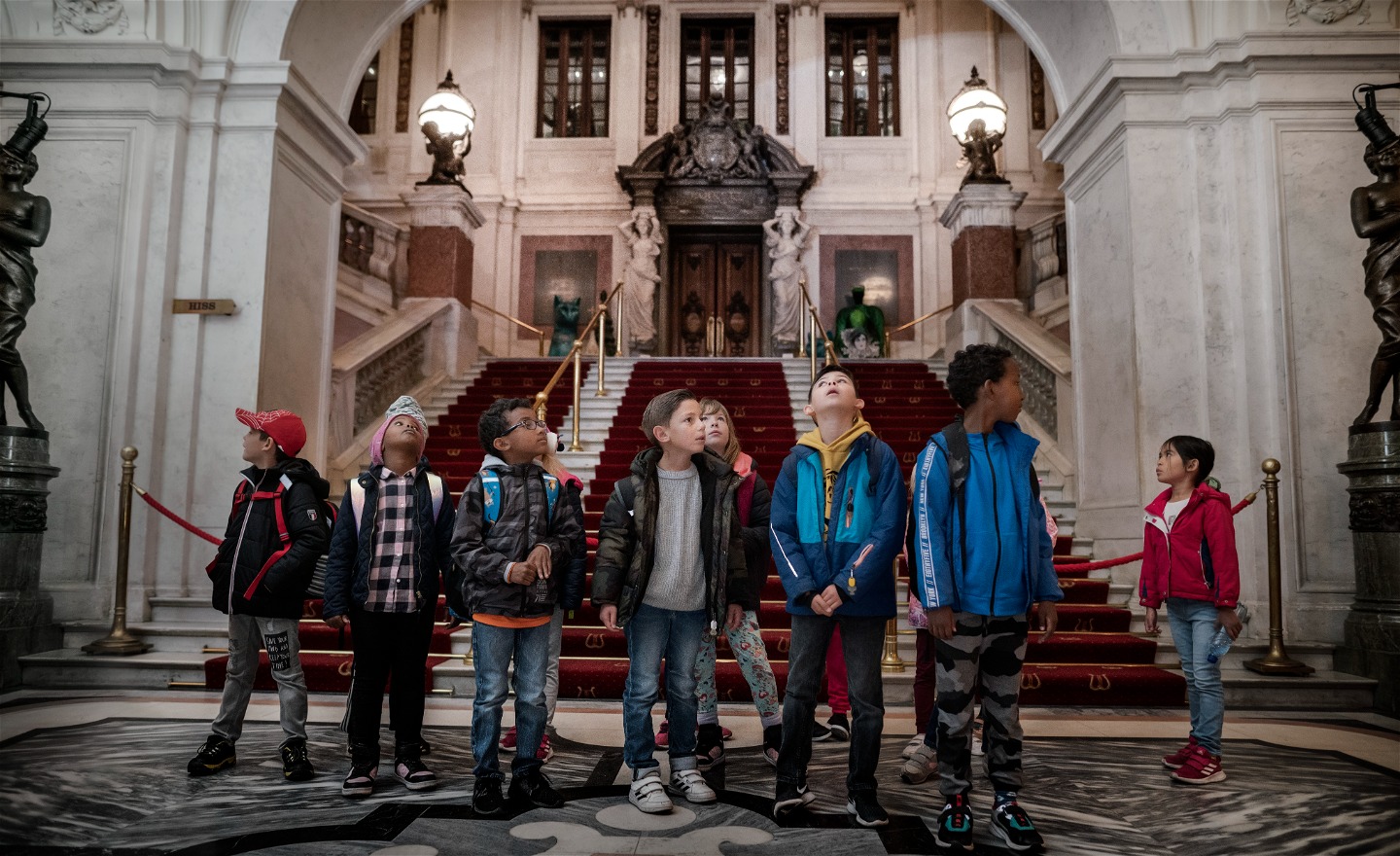 Bilden visar en elever som precis anlänt till Operans huvudentré.