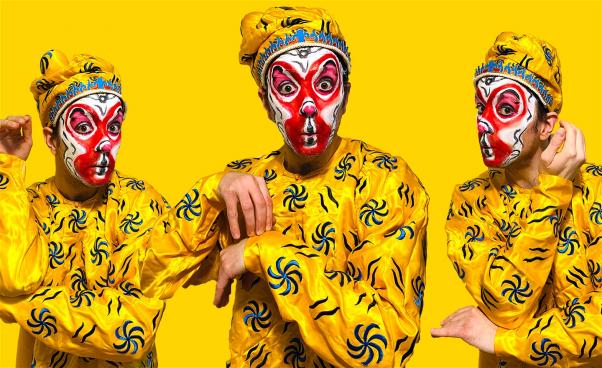 Apkungen syns i tre olika poser mot en gul bakgrund. 