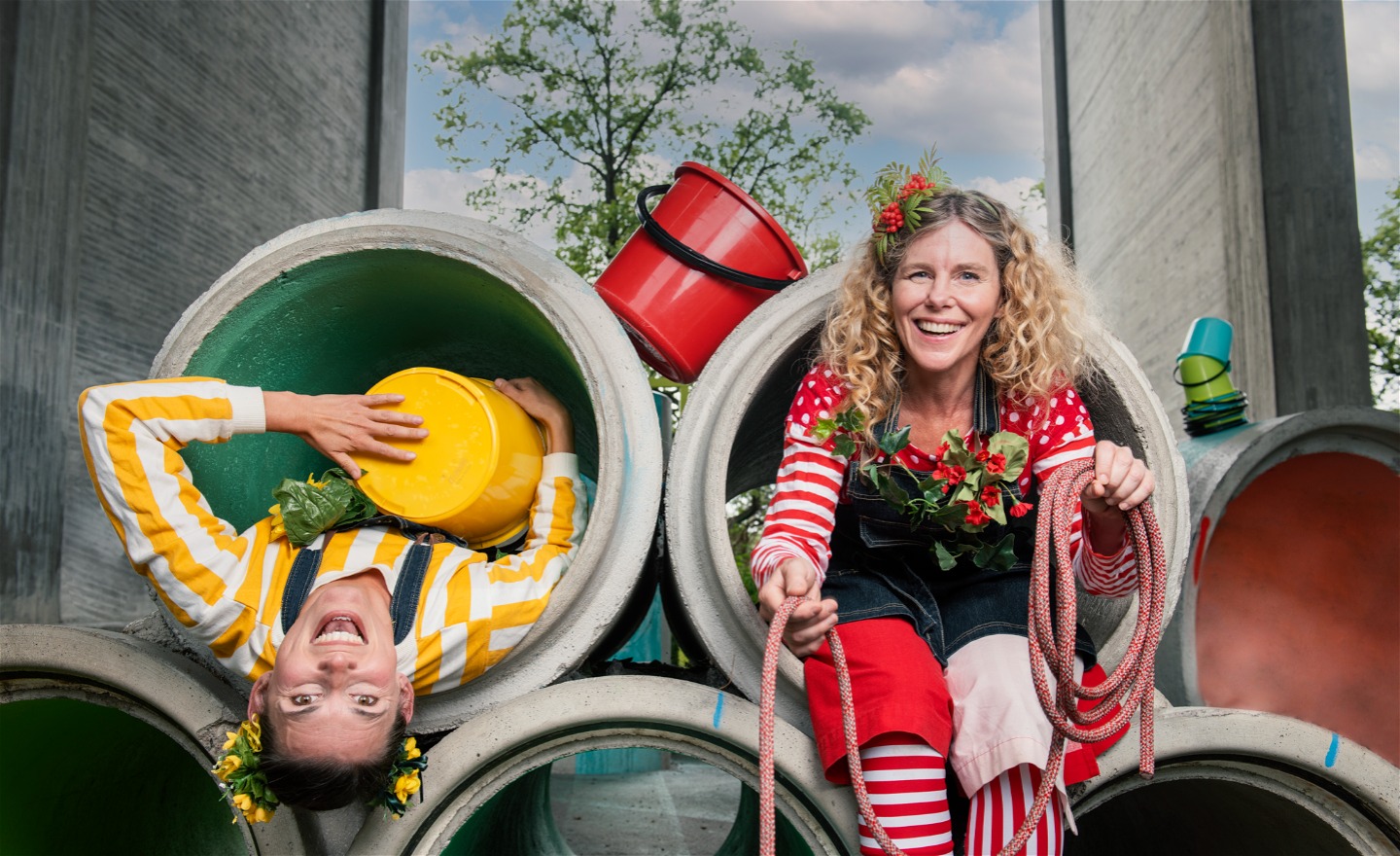 Gegga-Mojja Maja och Rena-Lena trummar på hink och leker med ett rep