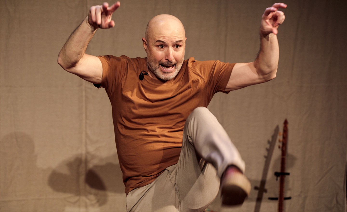 Föreställningsbild: Fikret härmar Bruce Lee med en karateposition.