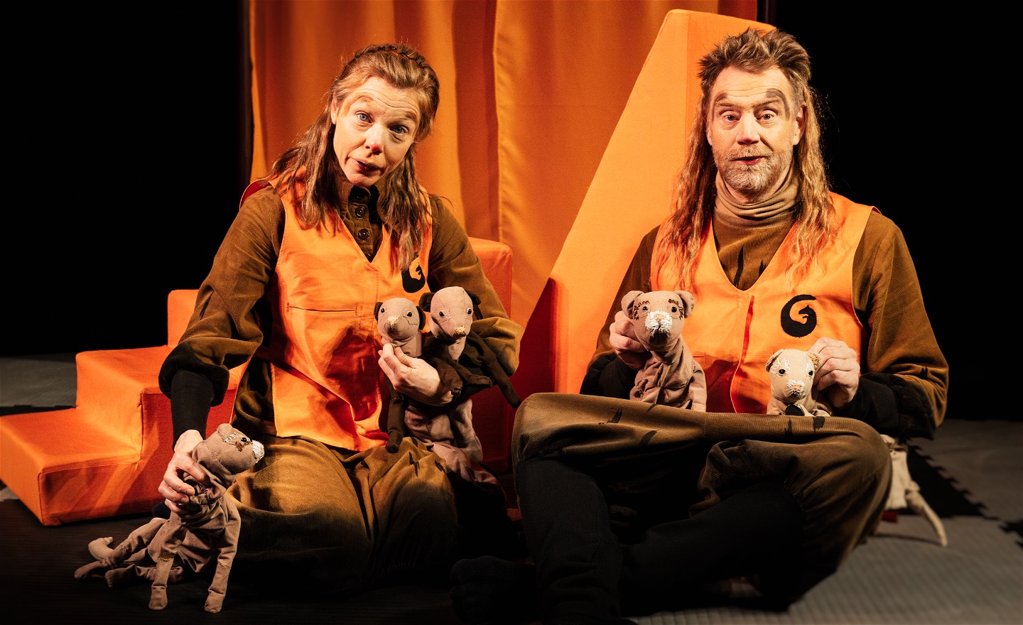 Två pedagoger och fem illrar fotade som ett klassfoto.