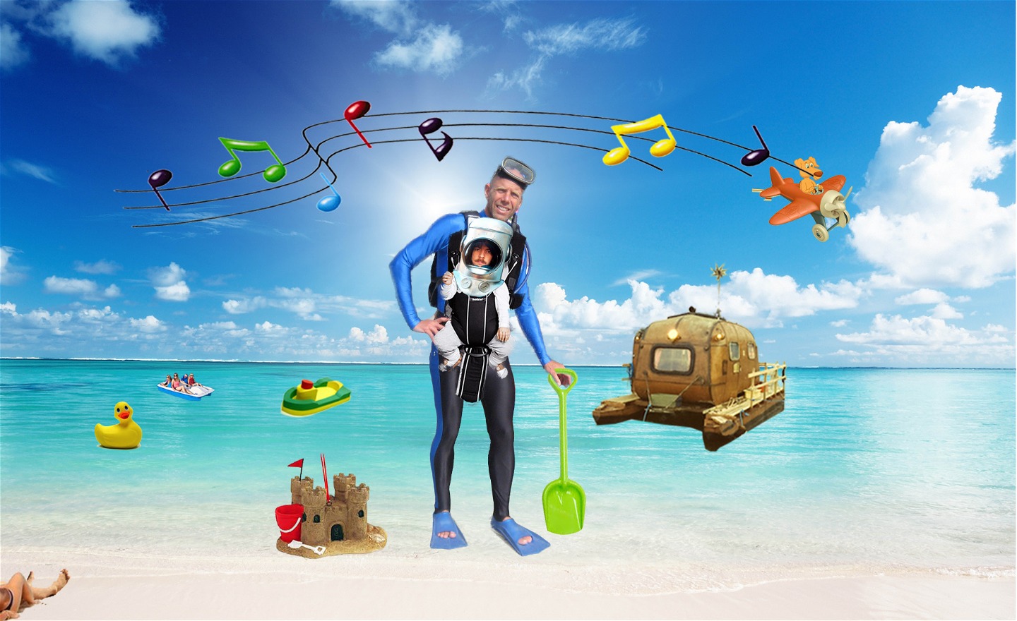 Vattenmannen sitter i en bärsele på Speeds mage. De står på en badstrand med sin Vattmobil bredvid sig.