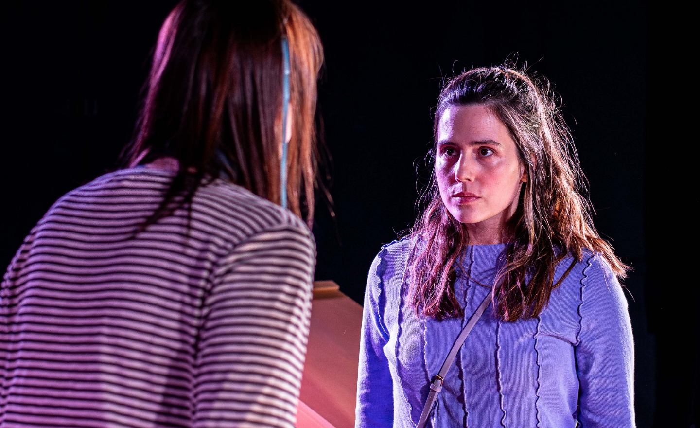 Två tjejer tittar på varandra. 