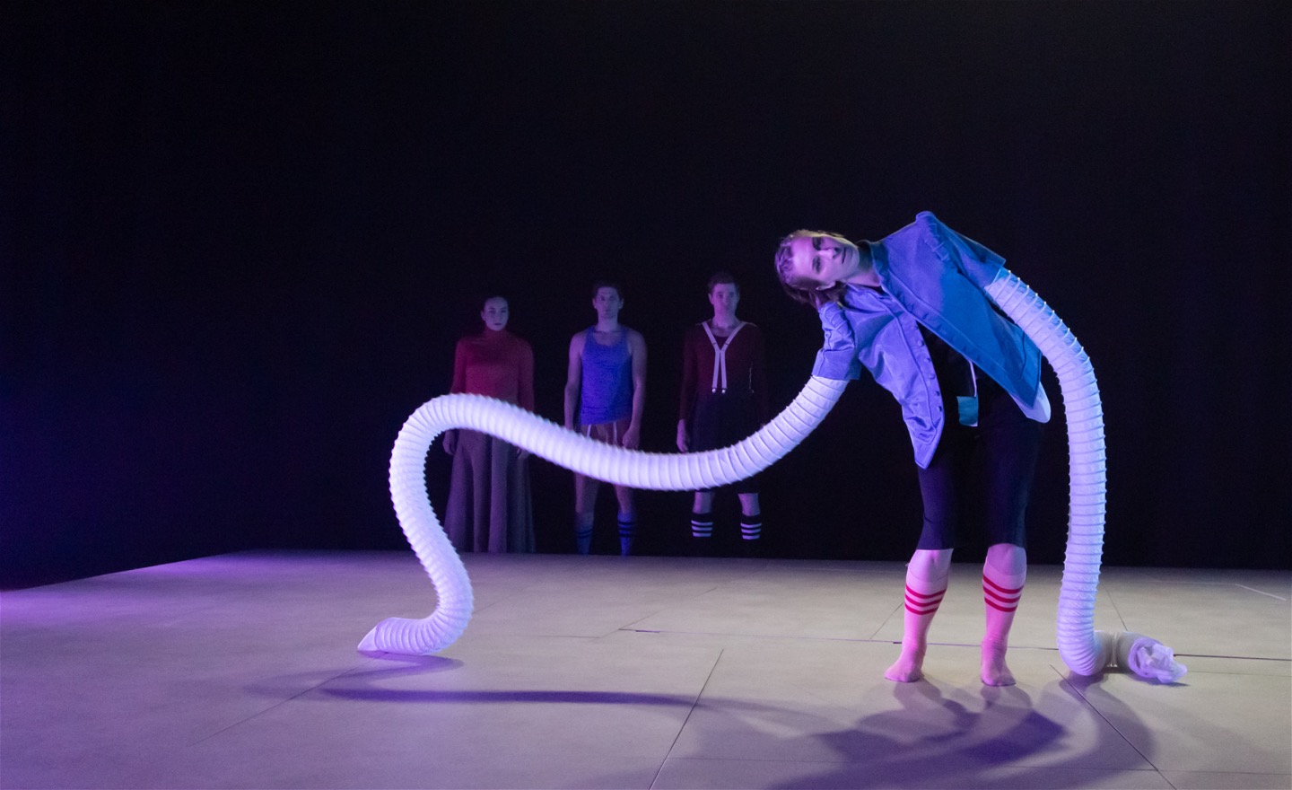 Kvinnan på bilden har märkligt rörliga armar.