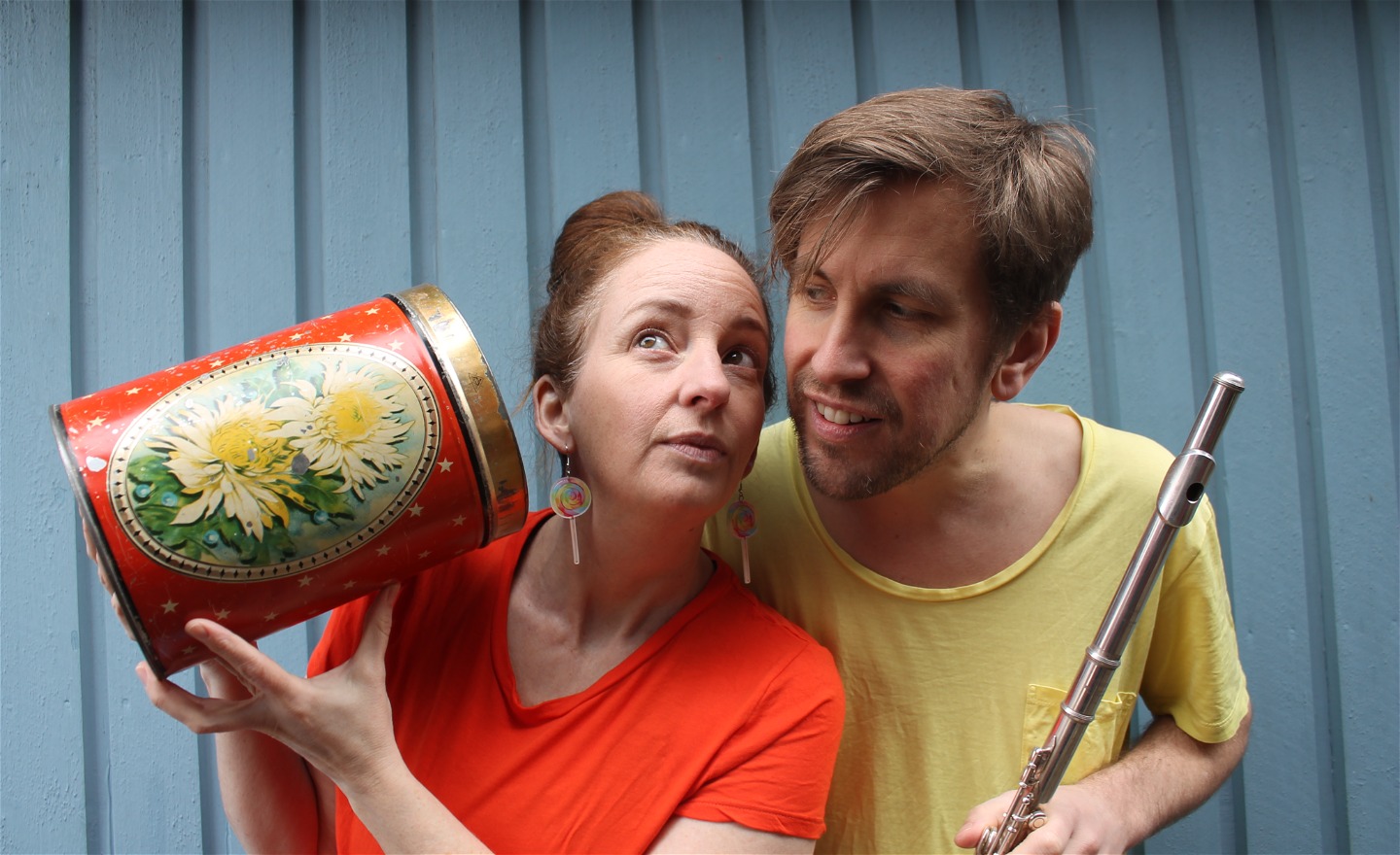 Lisa och Thomas lyssnar nyfiket ur en röd burk.