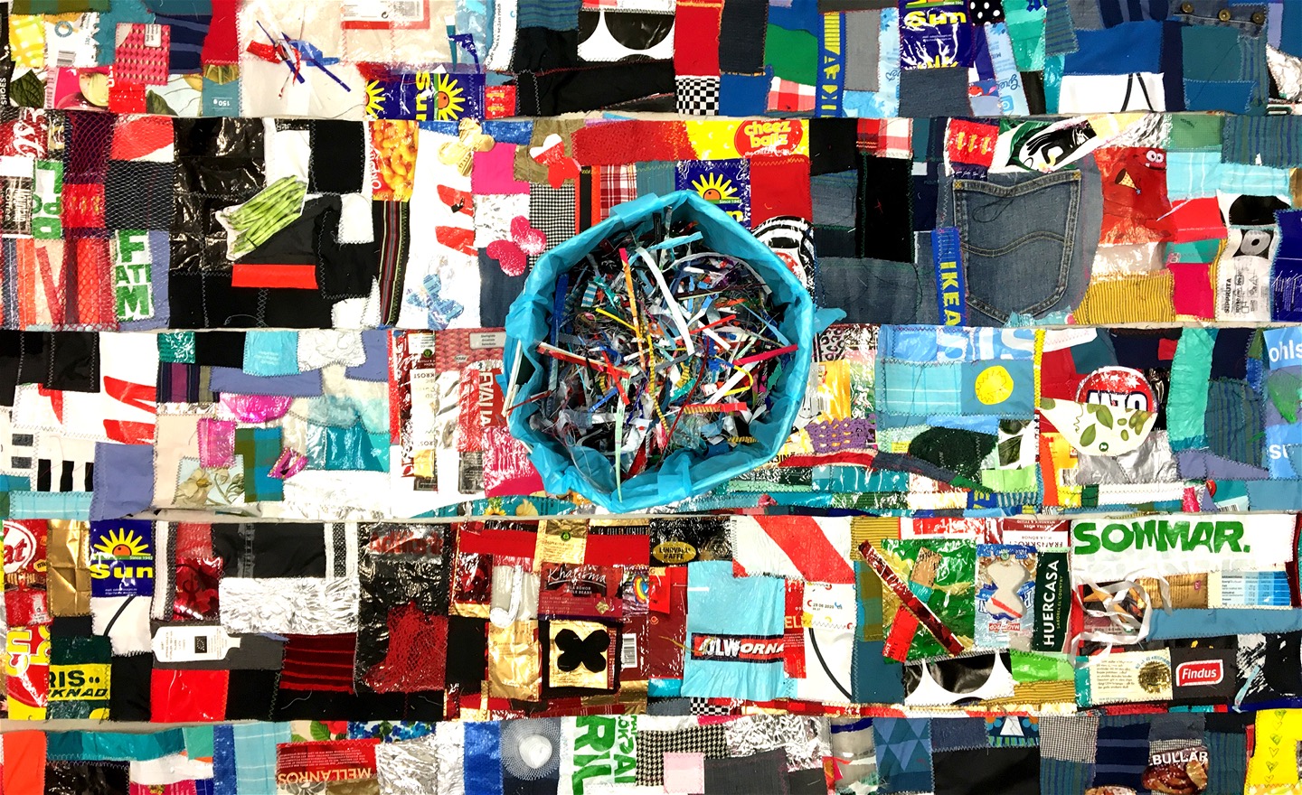 Bild av ett lapptäcke av skräp och en papperskorg med skräp