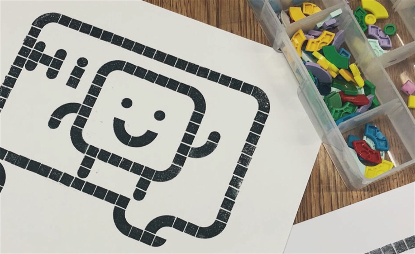 Ett legotryck som visar en glad gubbe i pratbubbla