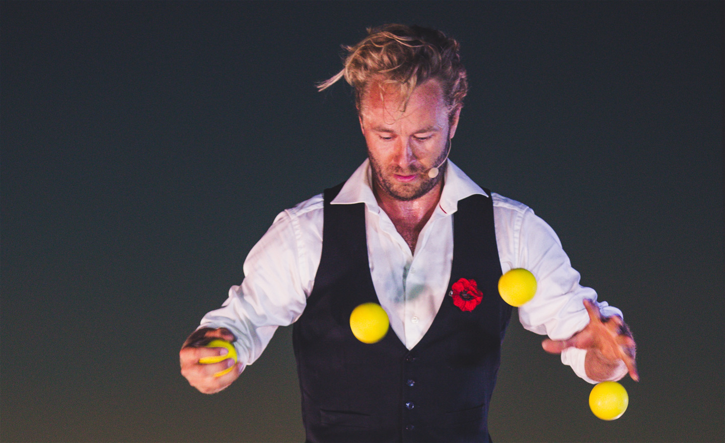 Johan Wellton jonglerar med gula bollar