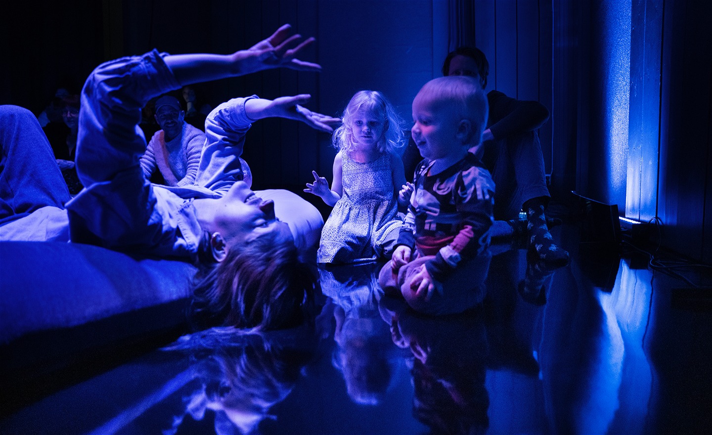 En dansare får ögonkontakt med ett barn upp och ned