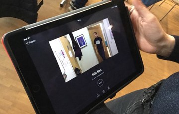 Närbild på en hand som håller i en Ipad.