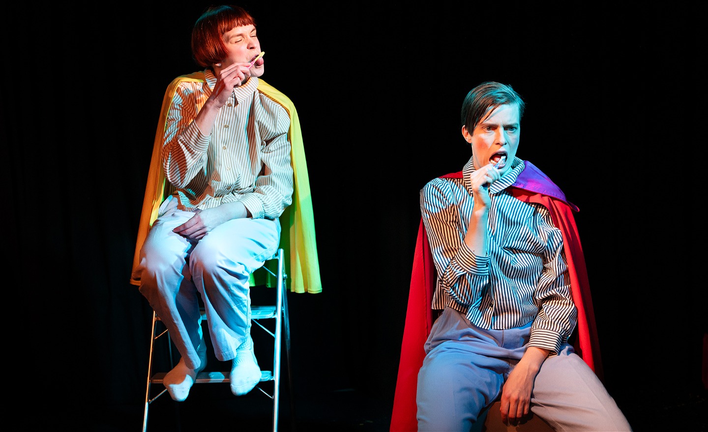 Syskon som borstar tänderna