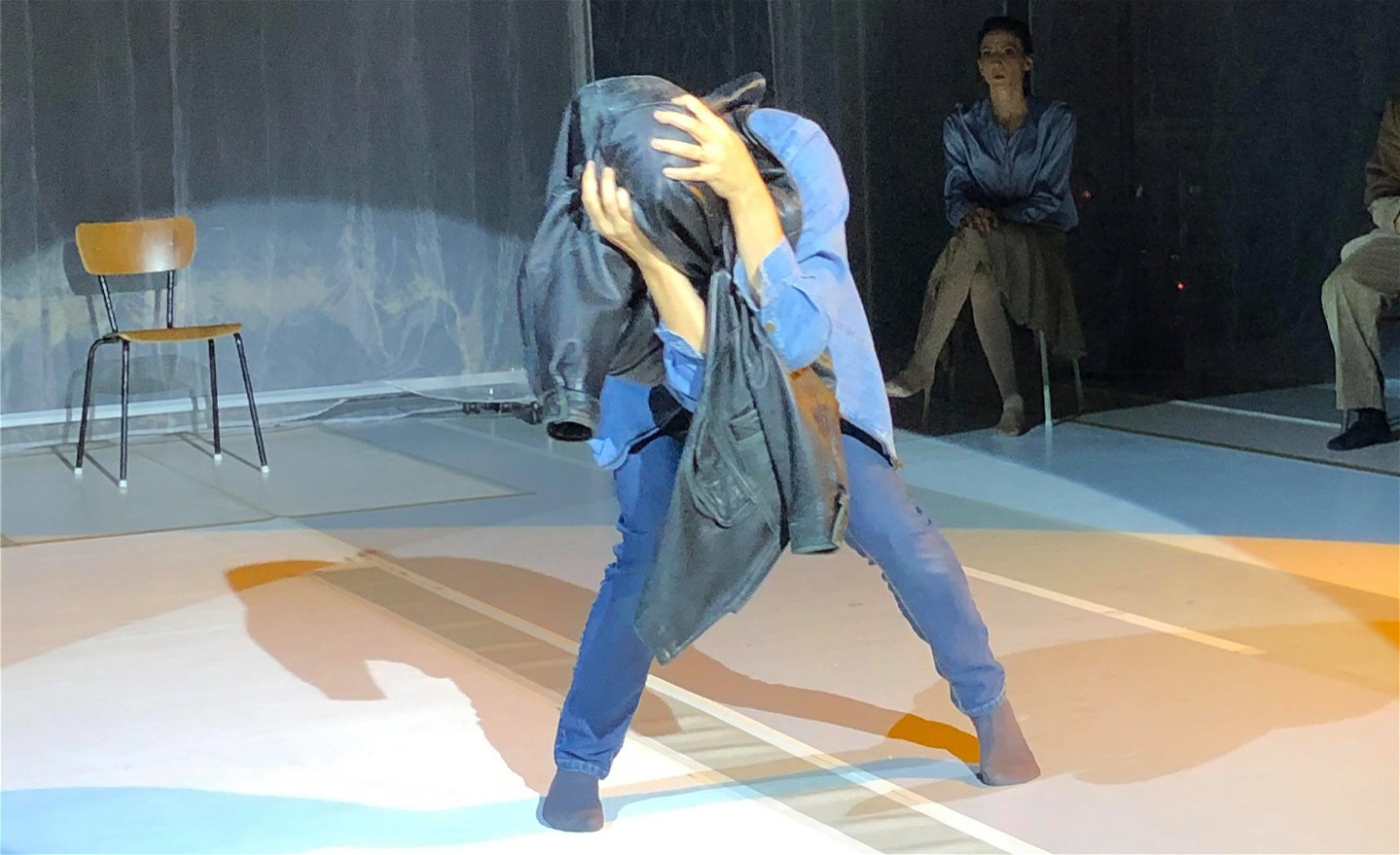 En kvinna som gömmer sig under sin jacka.