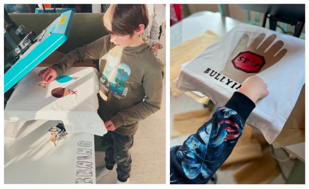 Barn trycker färg på textil