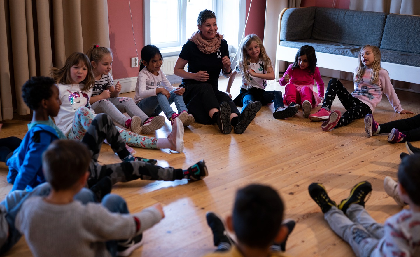 Barn som deltar i en musikdramatisk workshop