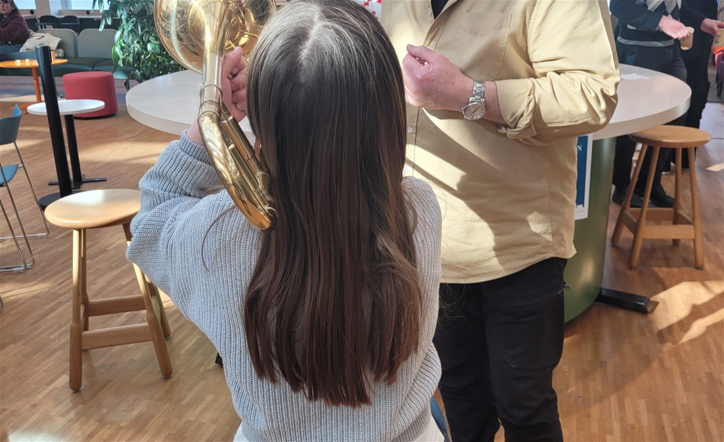 Instrumentprovning - flicka provar en trombon