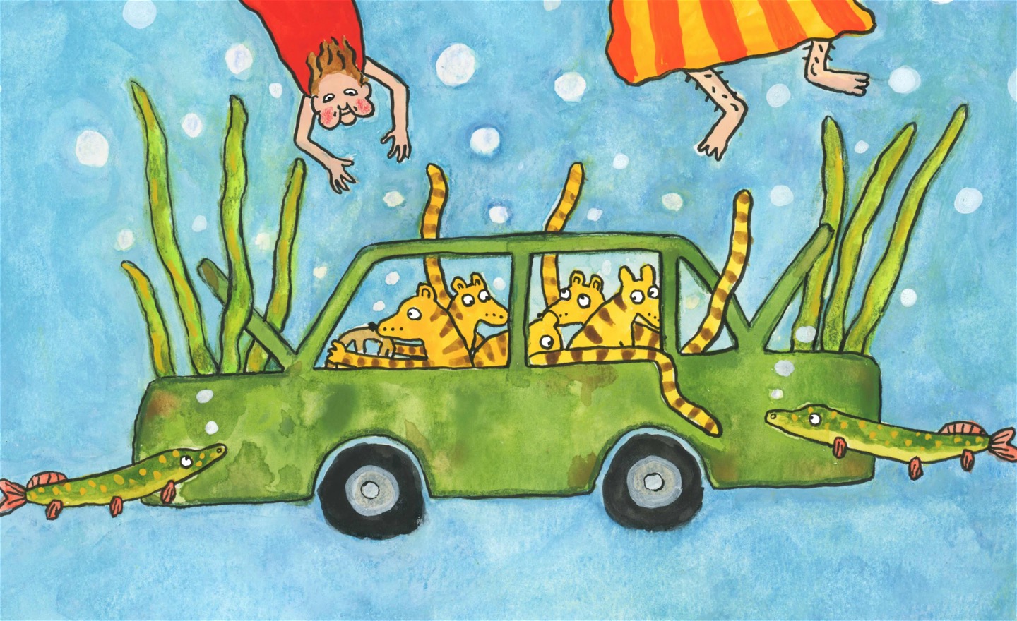 Fem tigrar sitter i en grön bil som står på en sjöbotten omgiven av sjögräs och gäddor.