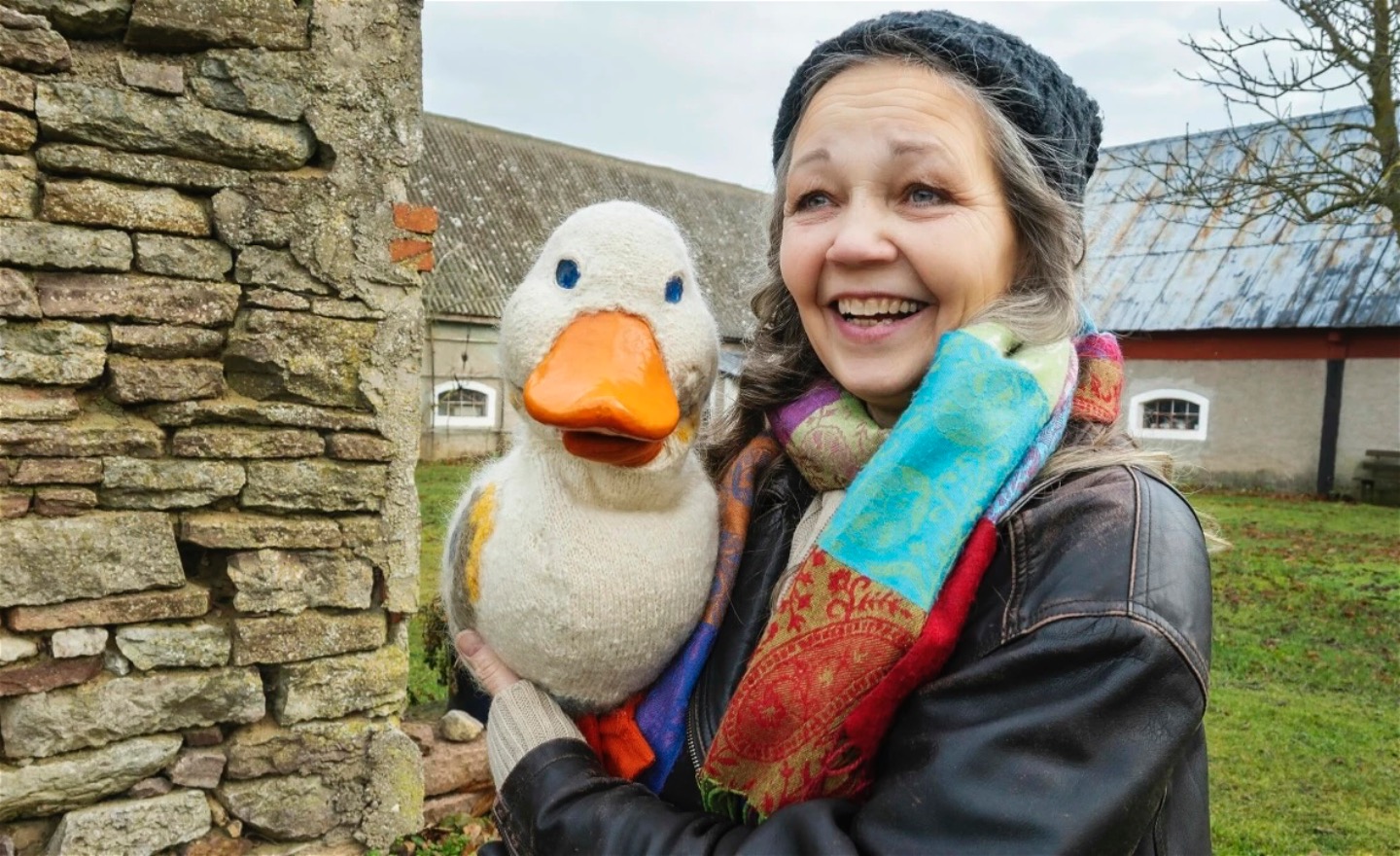 Anki och Pytte från SkogsTeatern står utomhus och ler mot kameran.