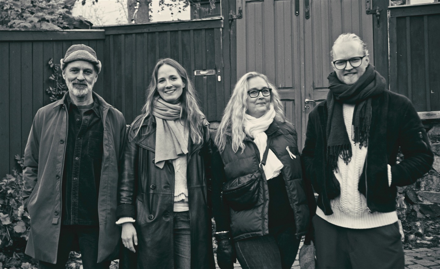 En svartvit bild på medverkande i föreställningen Jag är Ulla Winblad, från vänster Björn Kjellman, Tessan-Maria Lehmussaari, Hanna Dorsin och Wiktor Sundqvist. 